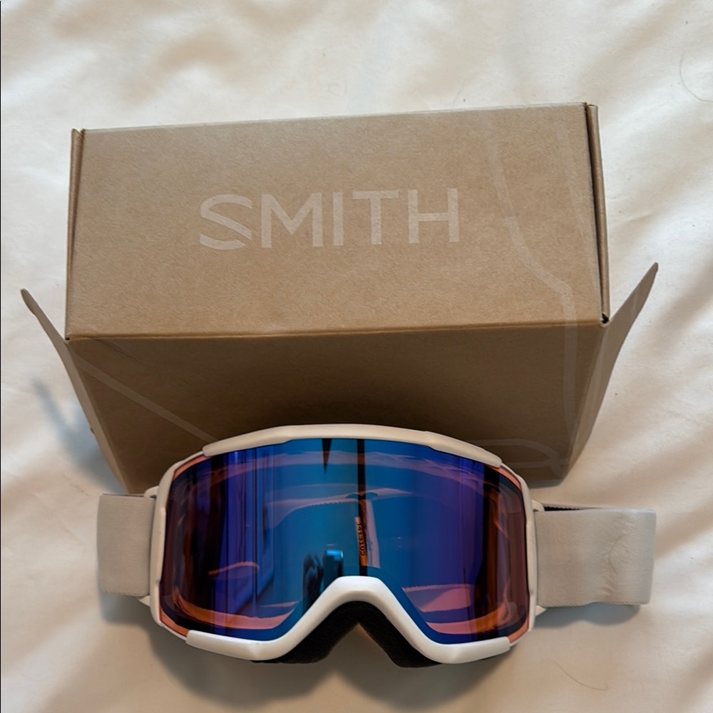 SMITH White Goggles with Reflective Blue Lens